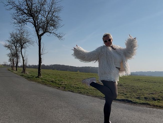 SteffiBlond's Porno Video: Jogging Maus! schwitz und bu*sbar!