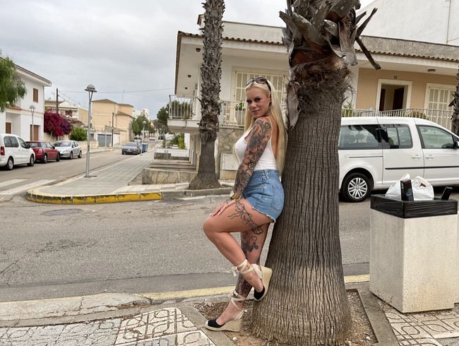 SteffiBlond Porno Video: DREISTER SENORITA pi** | s*xy eingenässt in die Hotpants auf Mallorca