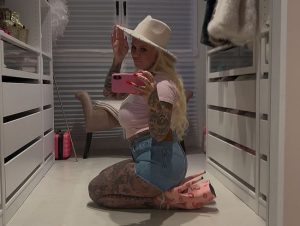 SteffiBlond Porno Video: Jeans Shorts w*xxen! spri** auf meinen prallen ars**!