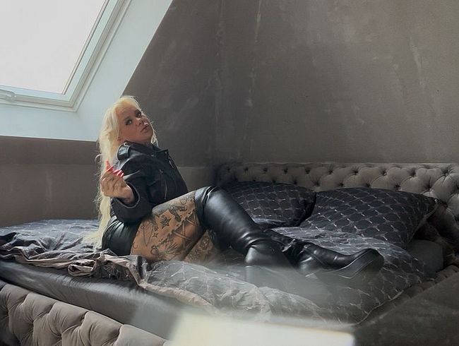 SteffiBlond Porno Video: LEDER SCHLAMPEN STYLE! fi** MICH!