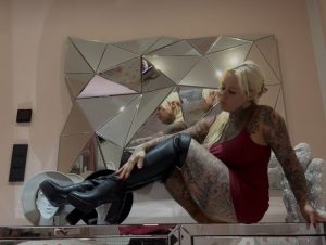 SteffiBlond Porno Video: STIEFEL w*xXER FRESS MEINE STIEFEL!