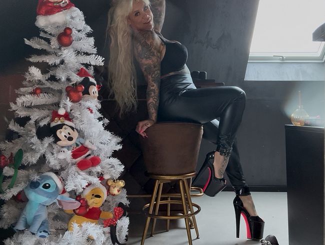 SteffiBlond Porno Video: Uh mein fi**er meine geile Latexhose brauch sper*a!