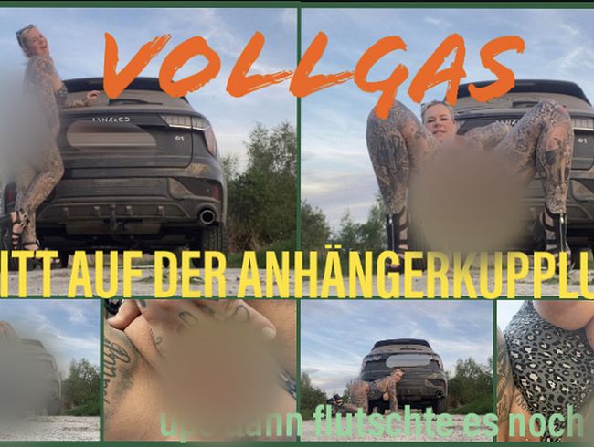SteffiBlond Porno Video: VOLLGAS abritt auf der ANHÄNGERKUPPLUNG | ups da flut**ht sie noch in die ars**fo**E